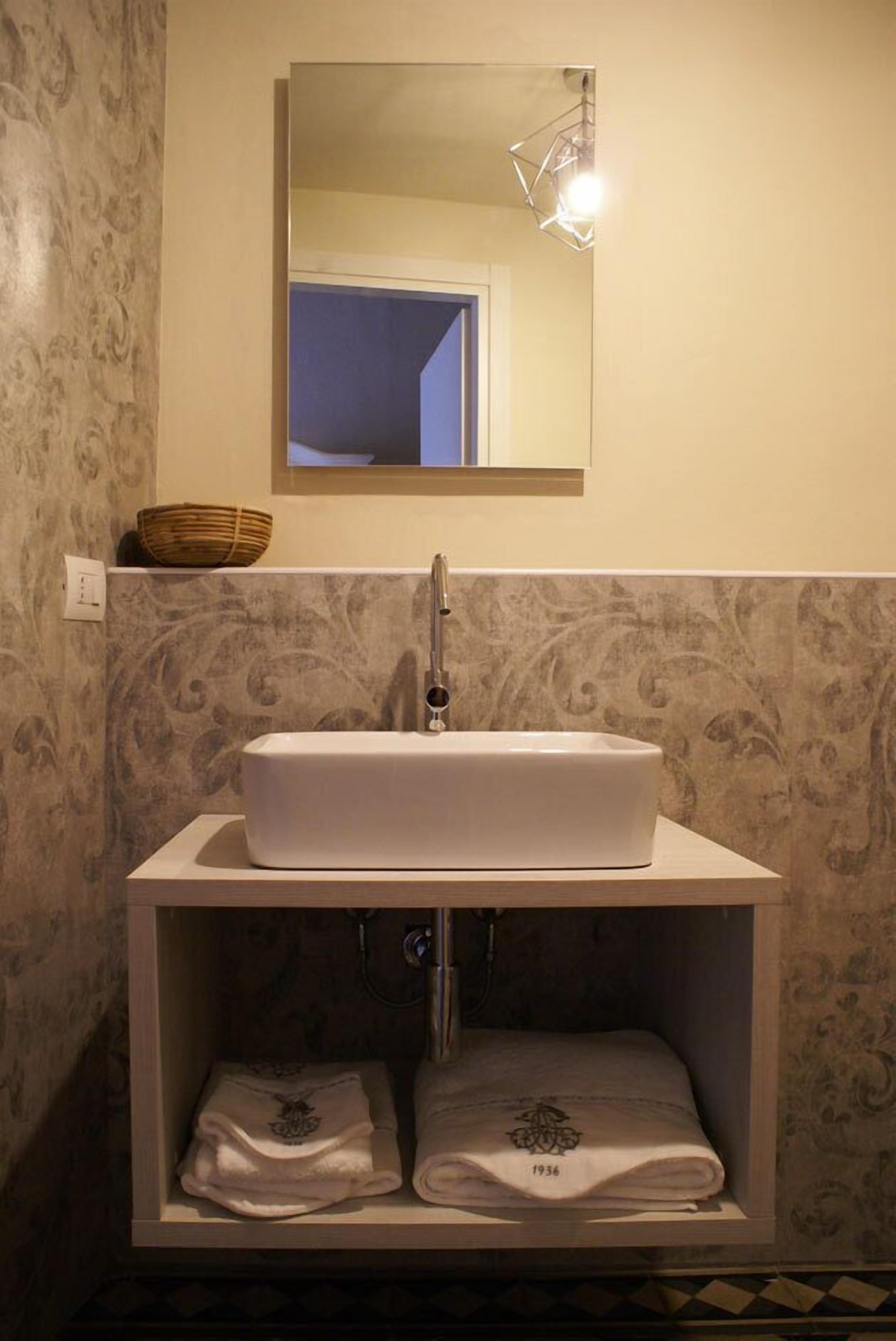 Quarto casal standard, 1 cama King, banheiro privativo | Pia do banheiro