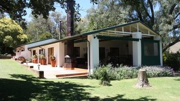Exclusive House, 5 Bedrooms | Garden view