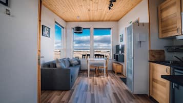 Cabin | 1 bedroom, laptop workspace, blackout curtains, free WiFi