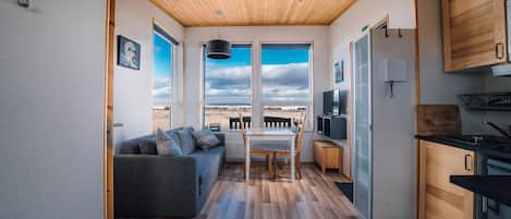 Ferienhütte | 1 Schlafzimmer, laptopgeeigneter Arbeitsplatz, Verdunkelungsvorhänge