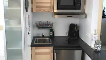 KĂŒhlschrank, Mikrowelle, Herdplatte, Wasserkocher mit Kaffee-/Teezubehör