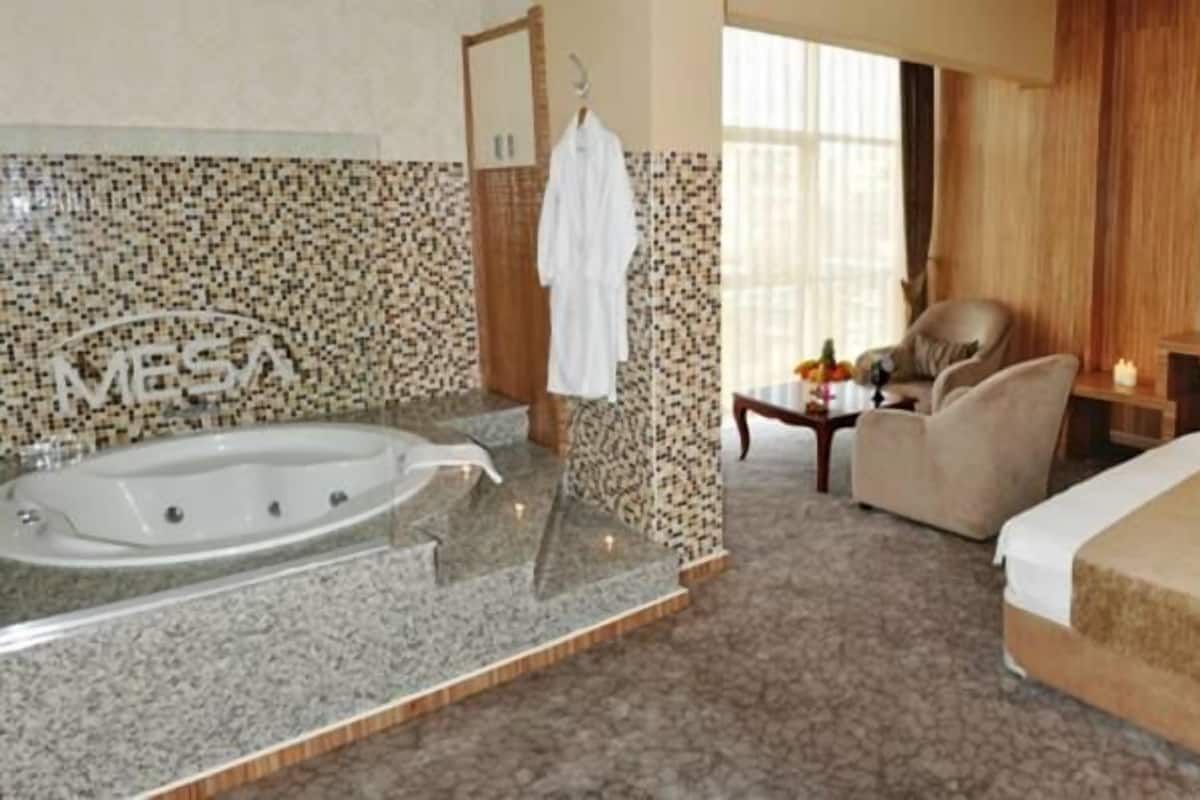 Deluxe Suite | In-room safe, iron/ironing board, WiFi (free), bed sheets