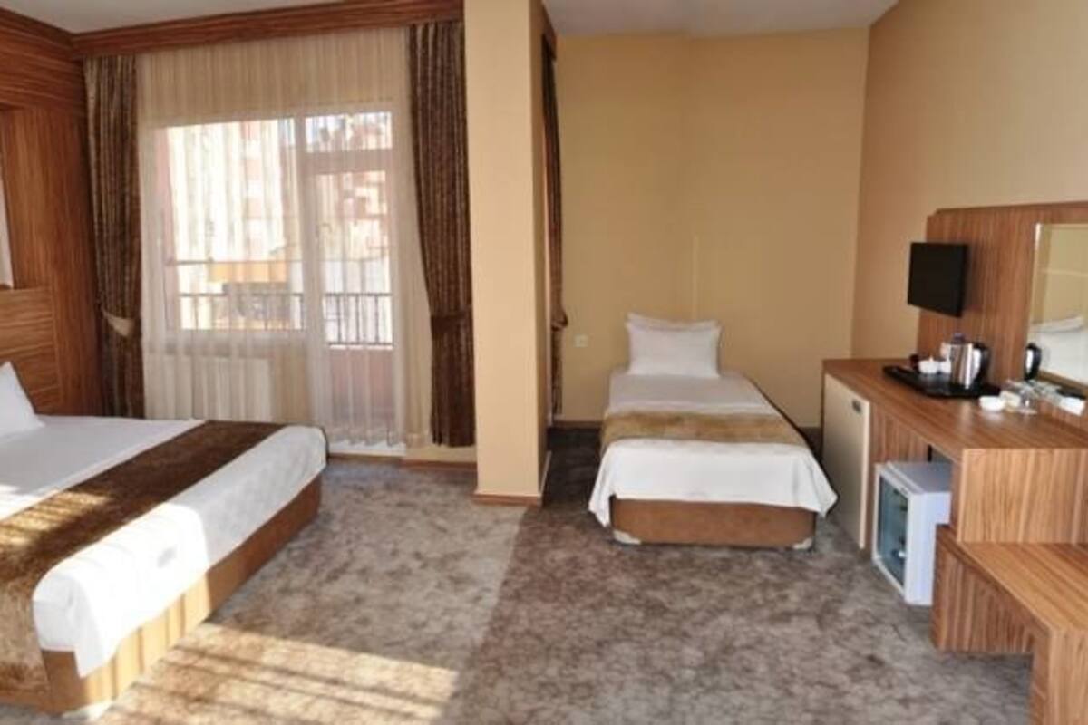 Suite | In-room safe, iron/ironing board, WiFi (free), bed sheets