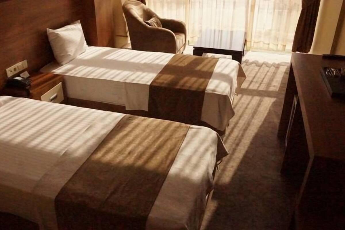 Twin Room | In-room safe, iron/ironing board, WiFi (free), bed sheets
