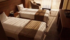 Habitació amb dos llits individuals | Caixa forta a l'habitació, planxa i posts de planxar i wifi gratuïta 