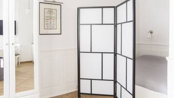 Design Studio Suite, 1 Queen Bed with Sofa bed, Non Smoking, City View