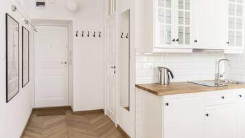 Design Studio Suite, 1 Queen Bed with Sofa bed, Non Smoking, City View | Private kitchenette