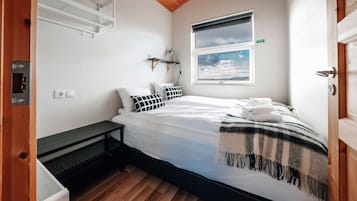 1 habitación, espacio para trabajar con laptop y cortinas blackout