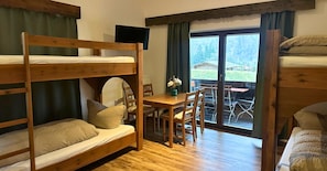 Quarto básico, várias camas, sacada, vista para a montanha (6 beds room) | Edredons de pluma, Wi-Fi de cortesia, roupa de cama