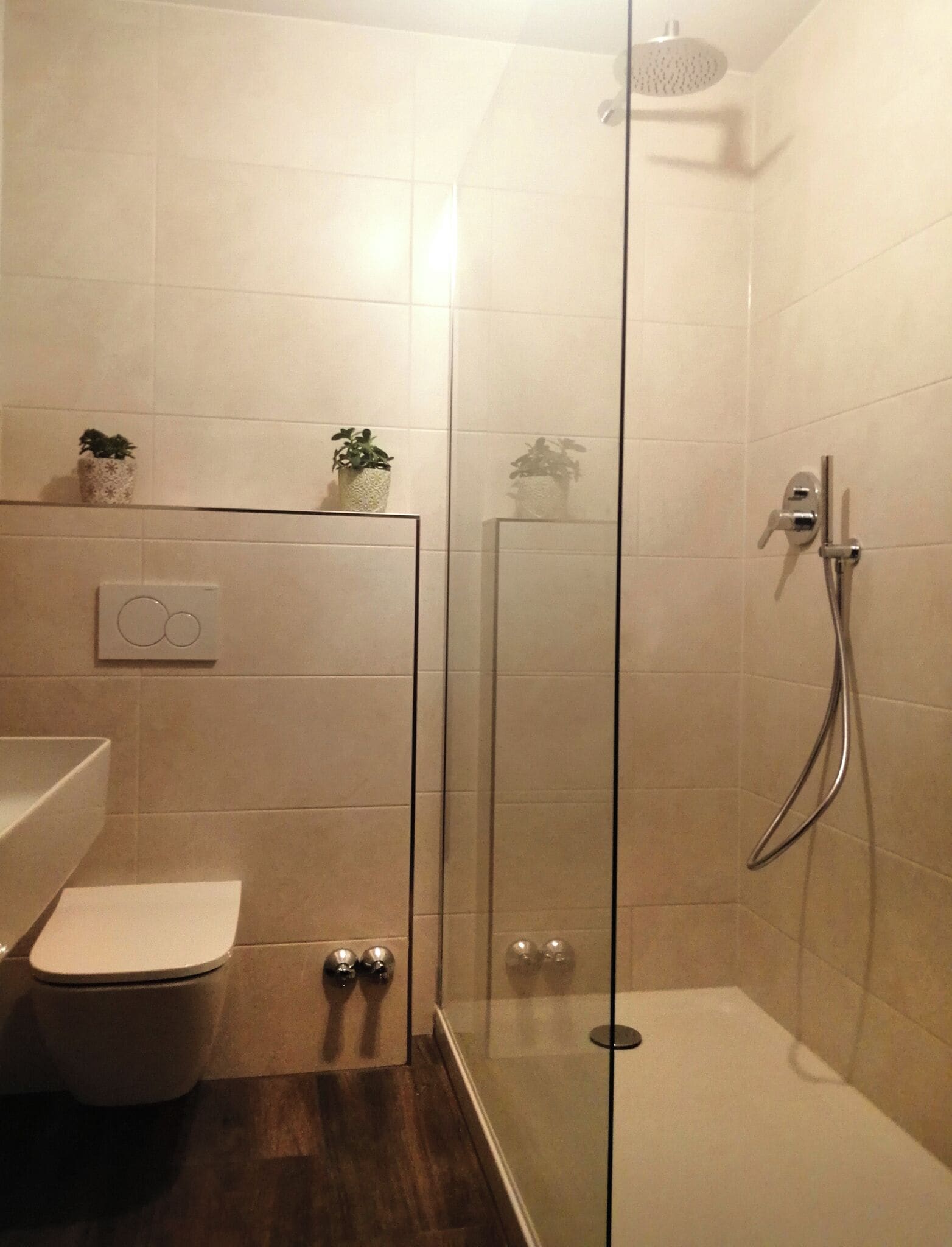 Un baño moderno con cabina de ducha de vidrio, inodoro y bañera.