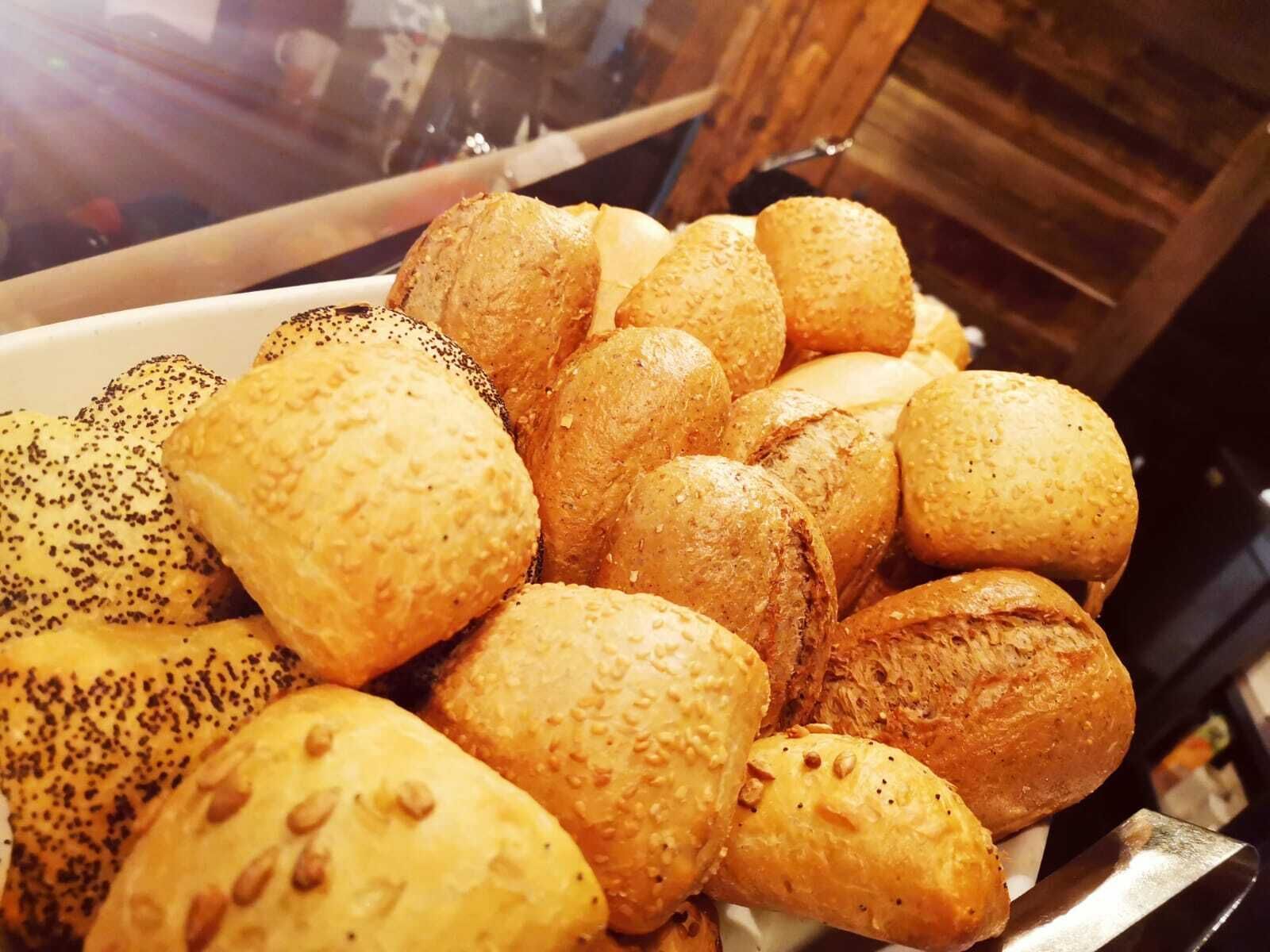 Diversos pães em uma bandeja.