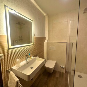 Familienzimmer, Mehrere Betten, Balkon, zum Garten hin (5 beds room) | Badezimmer | Duschwanne, Haartrockner, Fußbodenheizung (Badezimmer), Handtücher
