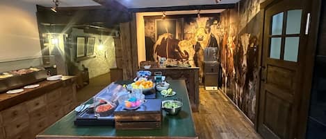 朝食 (ビュッフェ)、毎日提供 (無料)