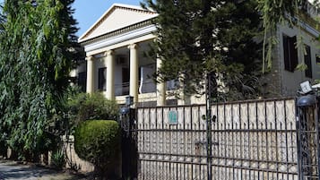 Pintu masuk properti