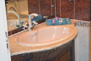 Combined shower/bathtub, rainfall showerhead, free toiletries, slippers