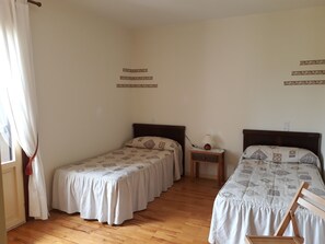 Zweibettzimmer, Gemeinschaftsbad, Bergblick | Kostenlose Babybetten, kostenloses WLAN, Bettwäsche