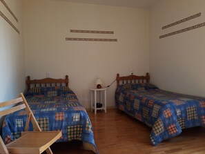 Habitación con 2 camas individuales, baño compartido, vista a la montaña | Cunas gratuitas, wifi gratis y ropa de cama 