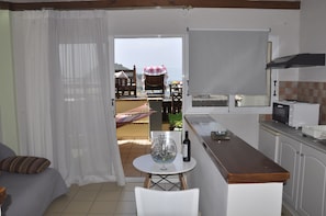 Studio, 1 dobbeltseng | Safe på rommet, strykejern/-brett, wi-fi (inkludert) og sengetøy