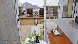 A balcony with a table, chairs, and a bottle of wine. - Tango Studios (Corfu)