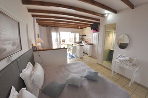 Studio, 1 Tempat Tidur Double | Brankas, setrika/meja setrika, Wi-Fi gratis, dan seprai linen