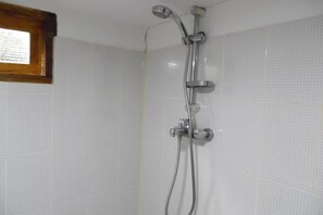 Shower, free toiletries, towels - Mango House (Talalla)