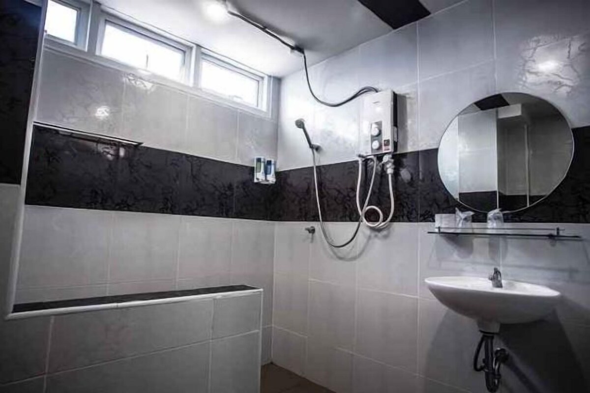 Badkamer | Een douche, gratis toiletartikelen, pantoffels, handdoeken