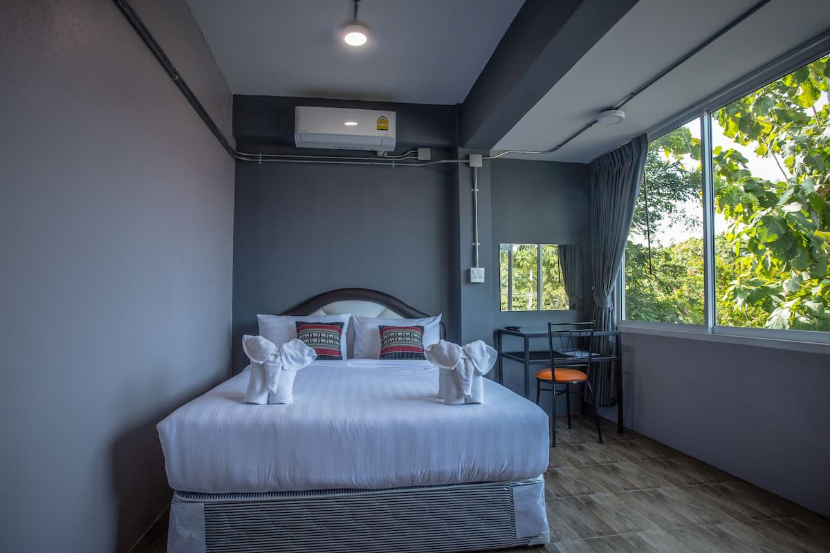 Habitación doble, 1 cama de matrimonio | Escritorio, cortinas opacas, wifi gratis y ropa de cama