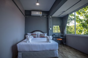 Habitación doble, 1 cama de matrimonio | Escritorio, cortinas opacas, wifi gratis y ropa de cama