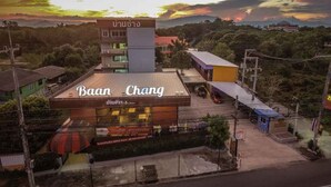 Un edifici amb un cartell que diu "Baan Chang".