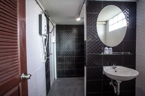 Ducha, artículos de higiene personal gratuitos, zapatillas y toallas