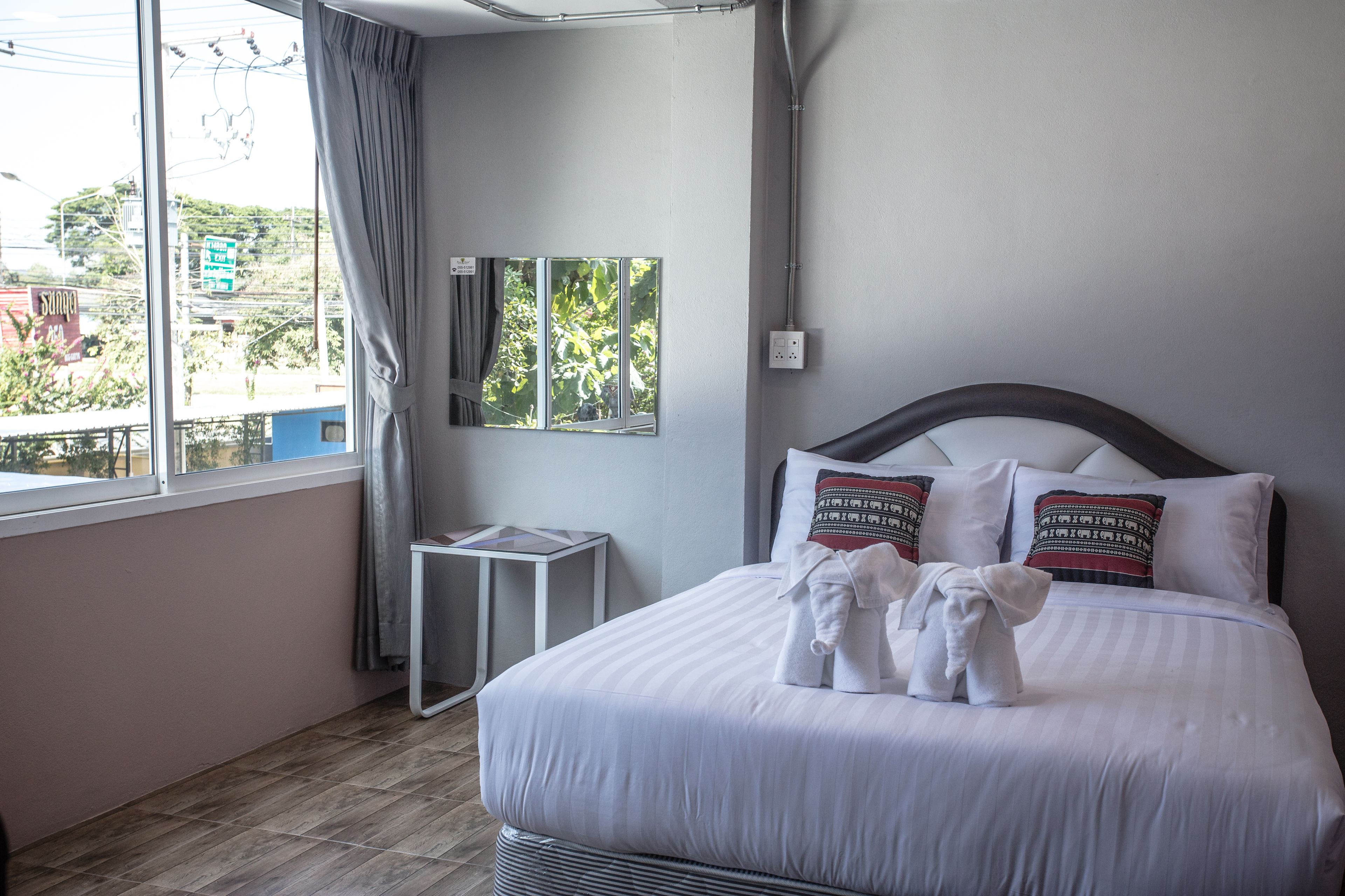 Escritorio, cortinas blackout, wifi gratis y ropa de cama 