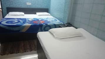 Deluxe Triple Room, Multiple Beds, Smoking | Bathroom | Shower