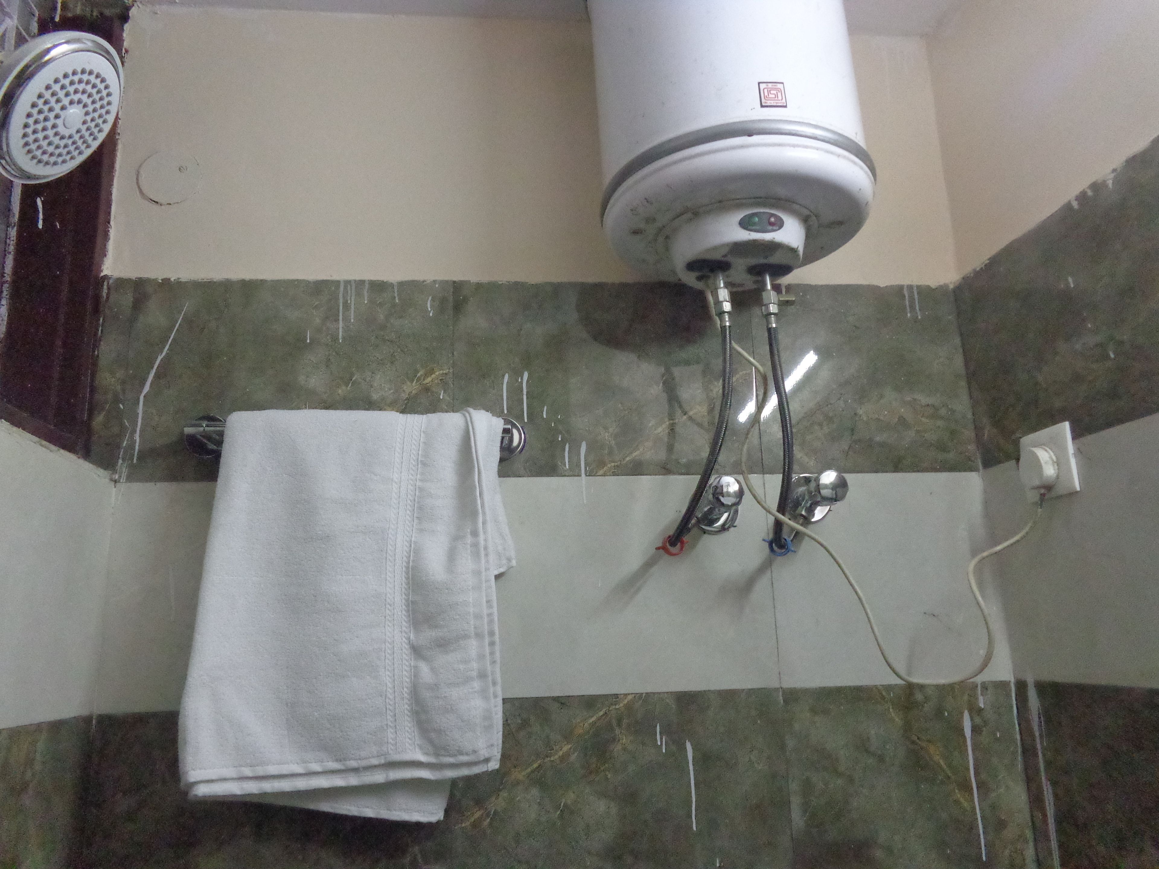 Classic Double Room, 1 Double Bed, Smoking | Bathroom | Shower