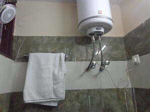 Classic Double Room, 1 Double Bed, Smoking | Bathroom | Shower