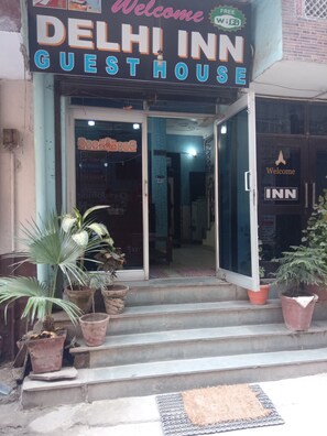 Property entrance - Delhi Inn (New Delhi)