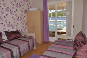 Apartemen | Brankas, setrika/meja setrika, dan seprai linen