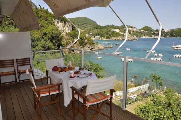 Breakfast area - Tango - Apartments on the Beach (Corfu)