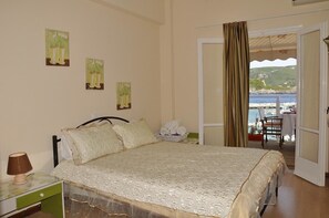Apartemen | Brankas, setrika/meja setrika, dan seprai linen