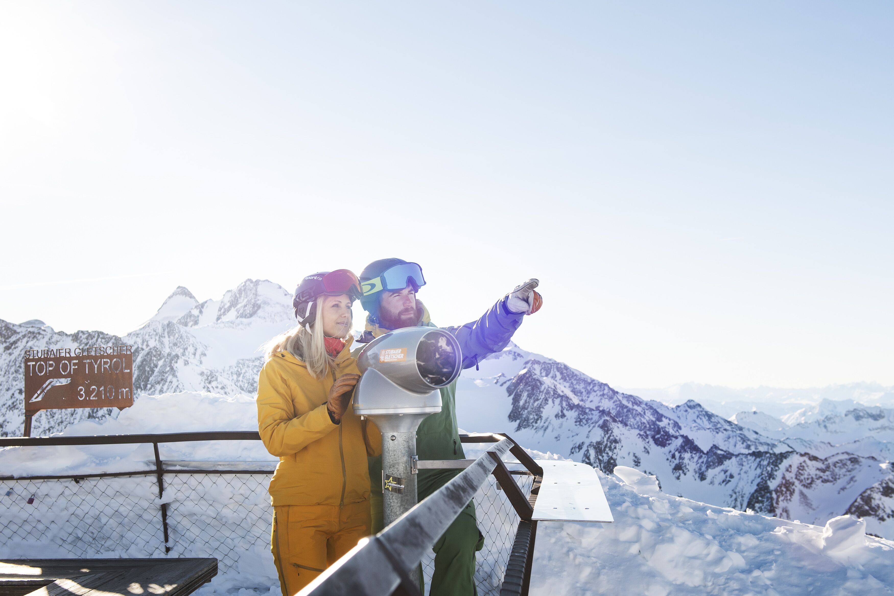 Montaña nevada con un cartel que indica la cima de Tirol a 3.210 metros.
