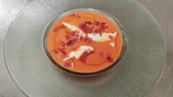Un bol de soupe dont le bord est décoré d’un motif en relief.