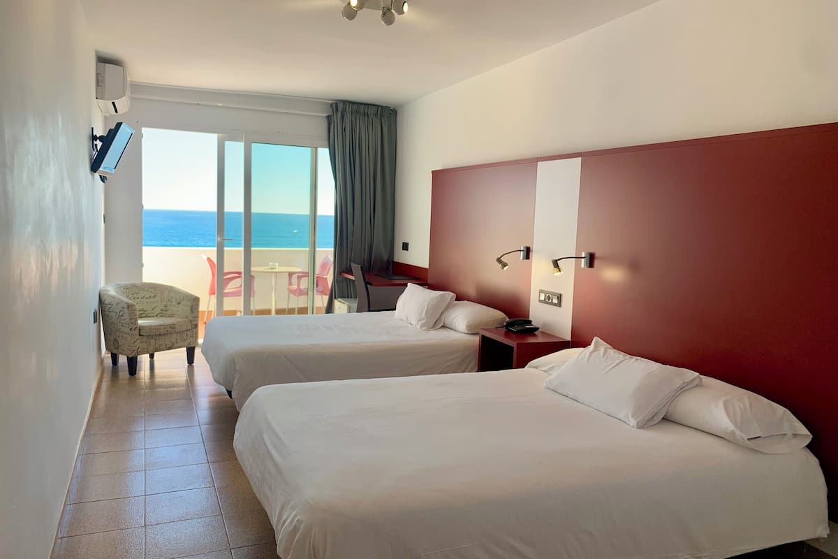 double room, sea view | 1 bedroom, minibar, in-room safe, desk