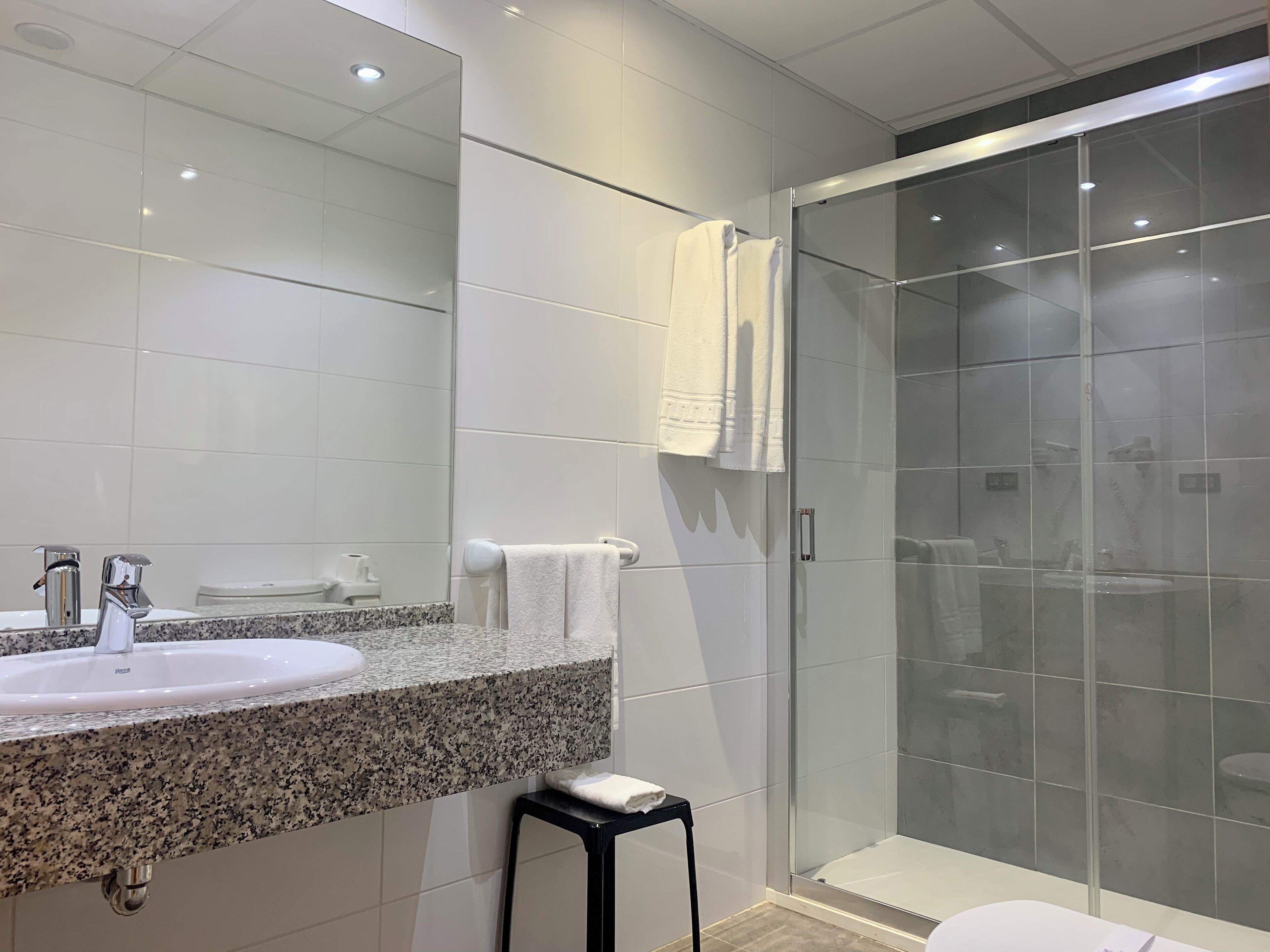 superior double room | bathroom | towels