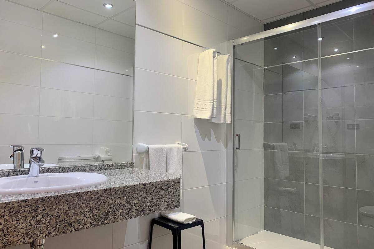 superior double room | bathroom | towels