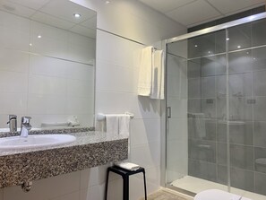 Habitación doble superior | Baño | Toallas