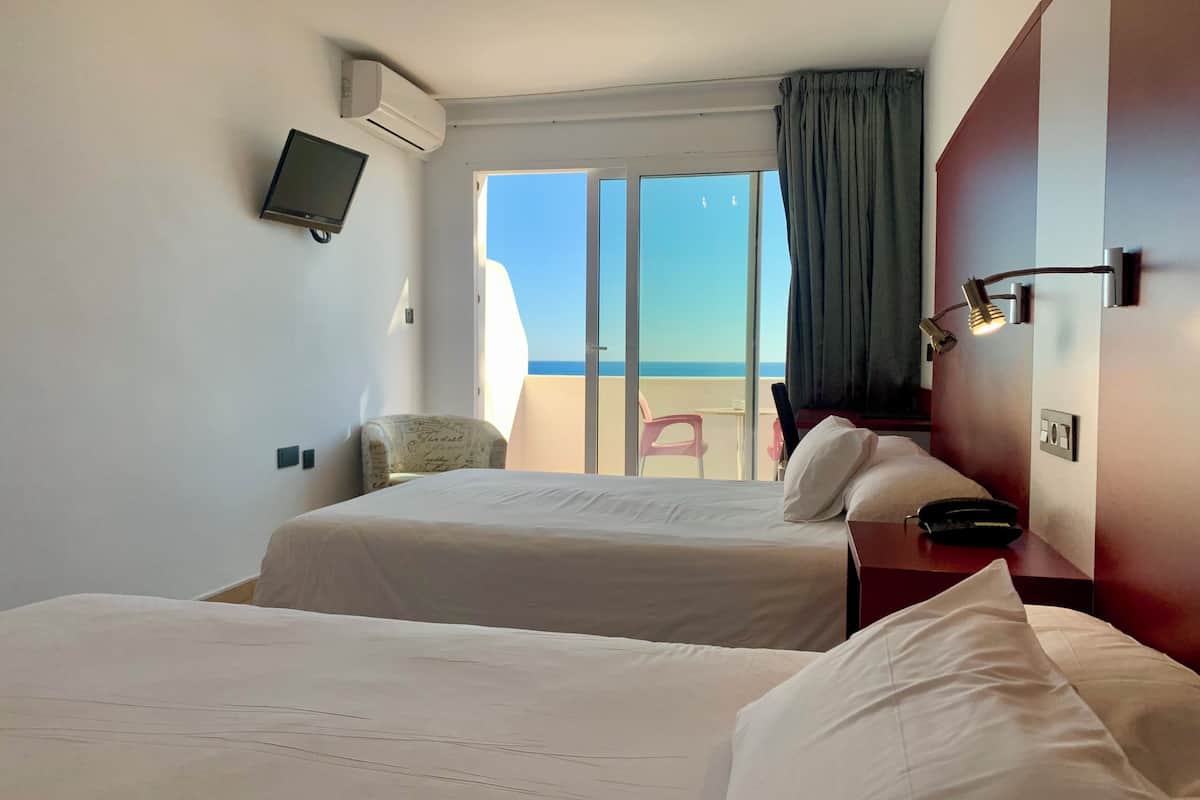 double room, sea view | 1 bedroom, minibar, in-room safe, desk