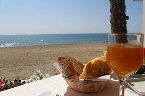 Se ofrece un desayuno bufé todos los días (por un coste adicional)