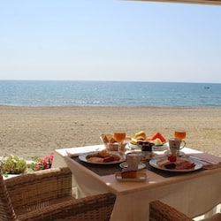 Petit déjeuner buffet (11 EUR par personne)