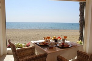 Desayuno buffet diario (EUR 11 por persona)
