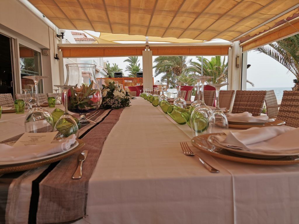 breakfast, lunch and dinner served