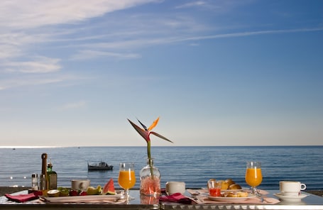 Daily buffet breakfast (EUR 11 per person). Hospedium Hotel Continental Mojácar